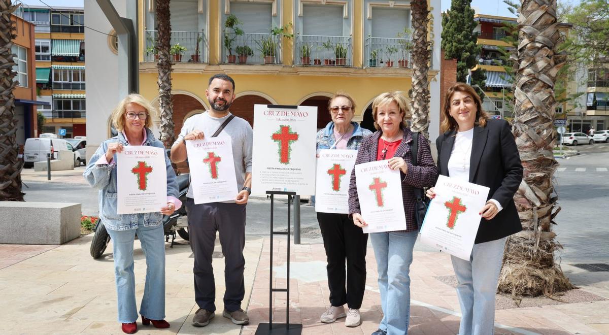 La Cruz de Mayo en el barrio de Divina Pastora servirá para recaudar fondos para los vecinos más necesitados.