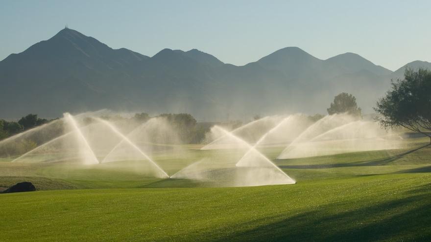 Activistas climáticos tapan con cemento hoyos de golf en 6 provincias para denunciar el gasto de agua