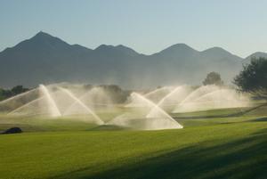 Activistes climàtics tapen amb ciment forats de golf a sis províncies per denunciar la despesa d’aigua