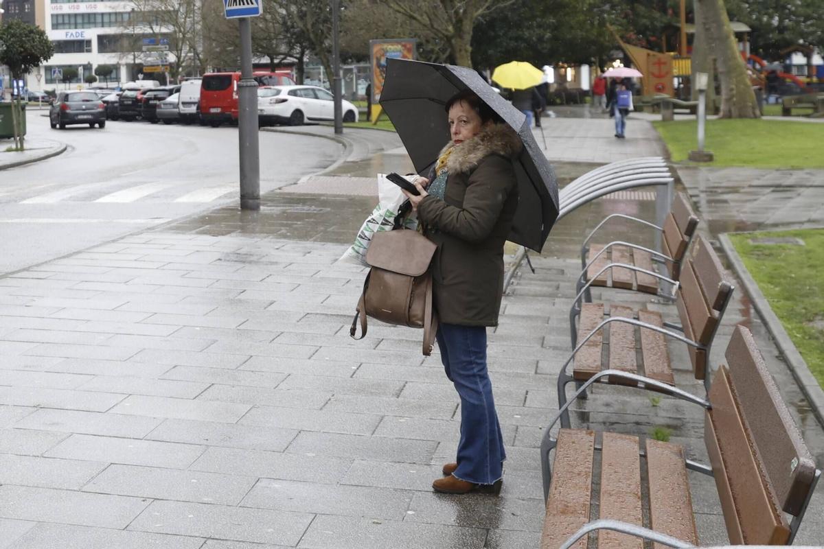 Avilés. Las Meanas. Reportaje con usuarios de la nueva marquesina