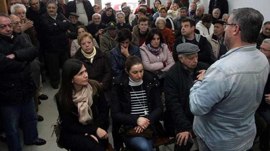 Asistentes a la reunión celebrada ayer en el local de la comunidad de montes soutelana. // Bernabé/Luismy