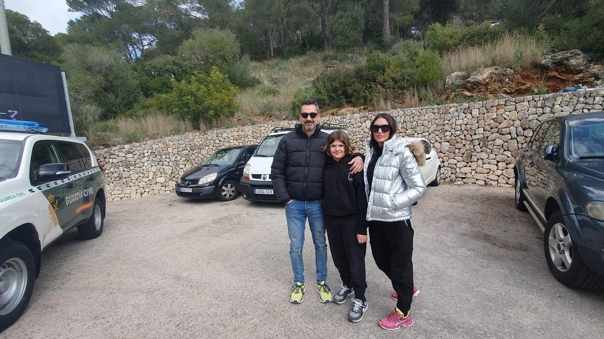 Pedro Isern, Álvaro Isern y Cristina Ribas han tenido que dar media vuelta frente al control de la Guardia Civil en Caimari.