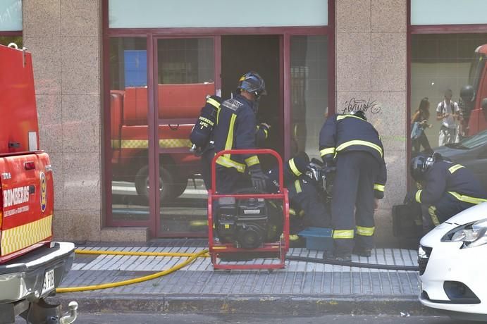 Arde un cuadro eléctrico en un edificio de la ...