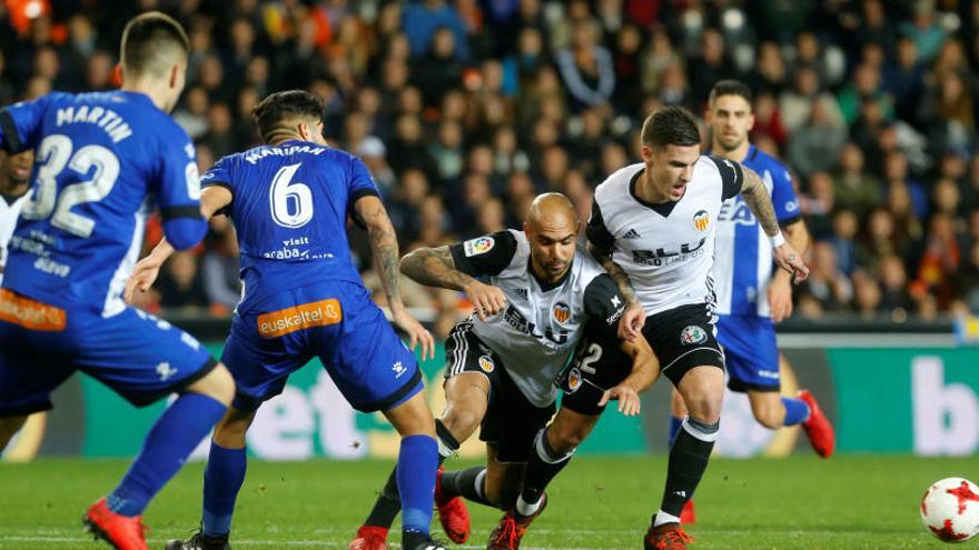 El Valencia golpea primero al remontar a un buen Alavés