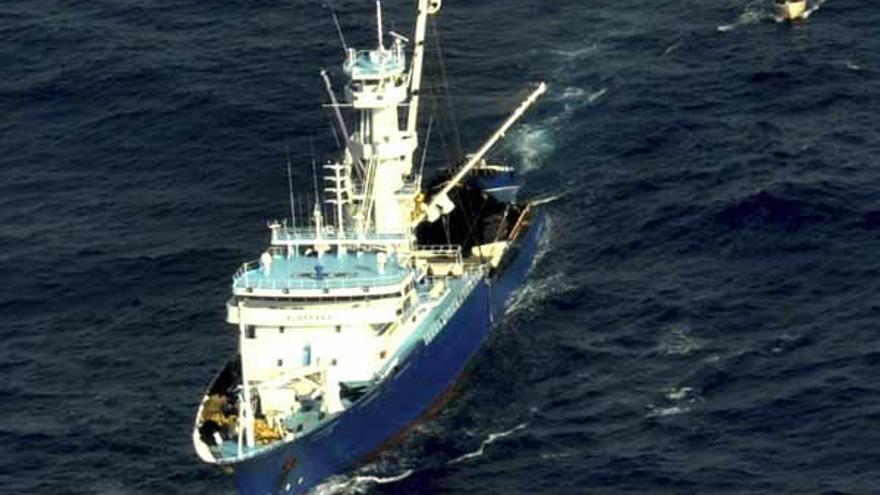 El atunero &quot;Alakrana&quot;, con 8 marineros gallegos a bordo, sigue secuestrado por piratas somalíes.