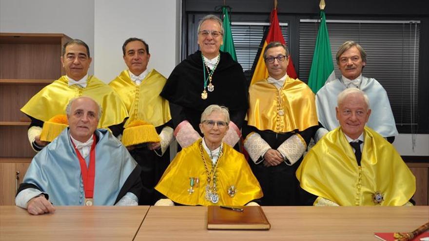 La universidad extremeña inviste a tres catedráticos ‘honoris causa’