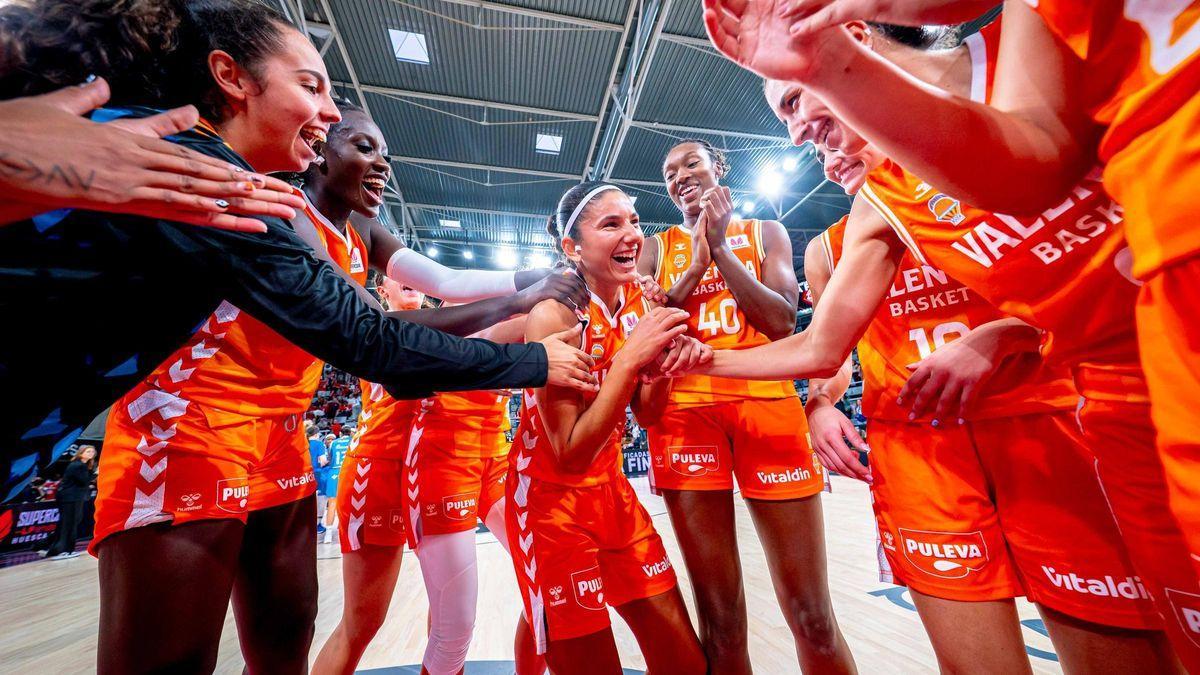 Las jugadoras del Valencia Basket celebran el pase a la Final