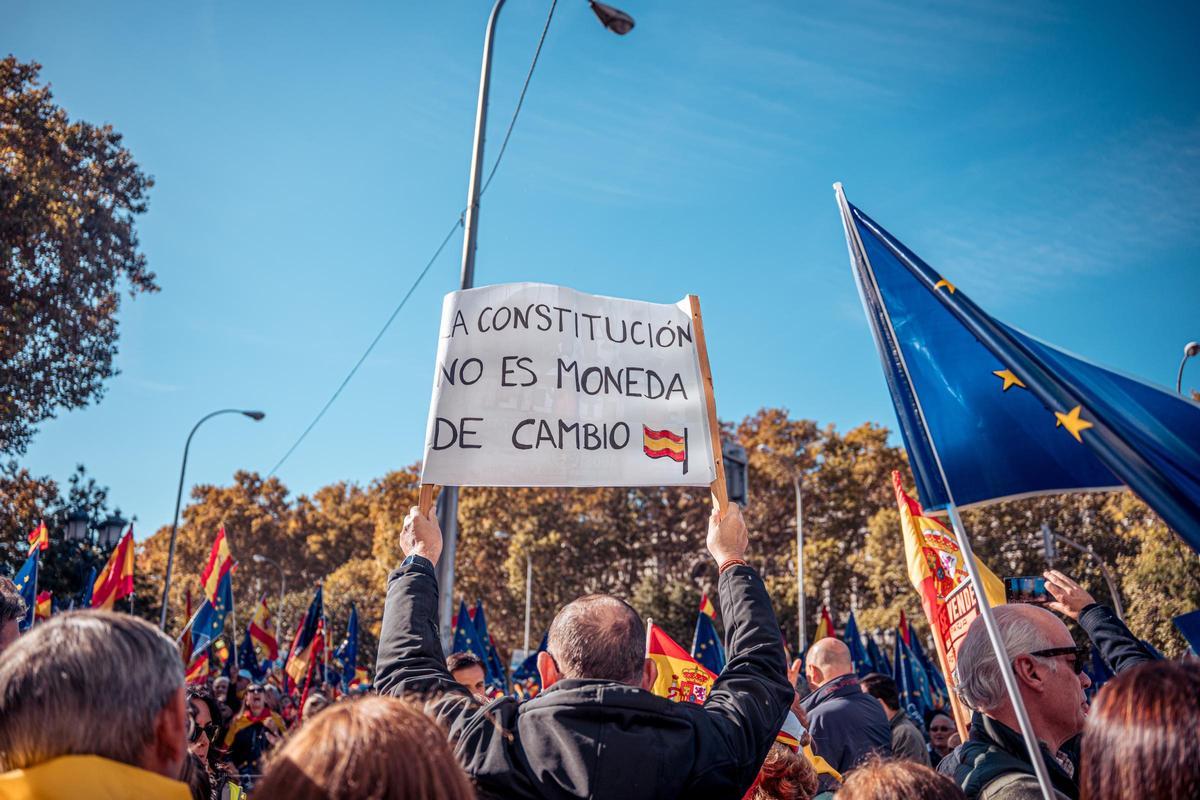 Uno de los carteles que lucieron los manifiestantes en la concentración contra la amnistía que tuvo lugar en Cibeles.