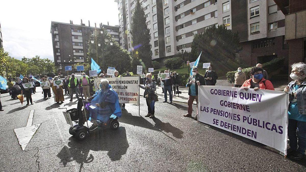 Pensionistas, ayer, manifestándose en el centro de Oviedo camino de la Delegación del Gobierno.