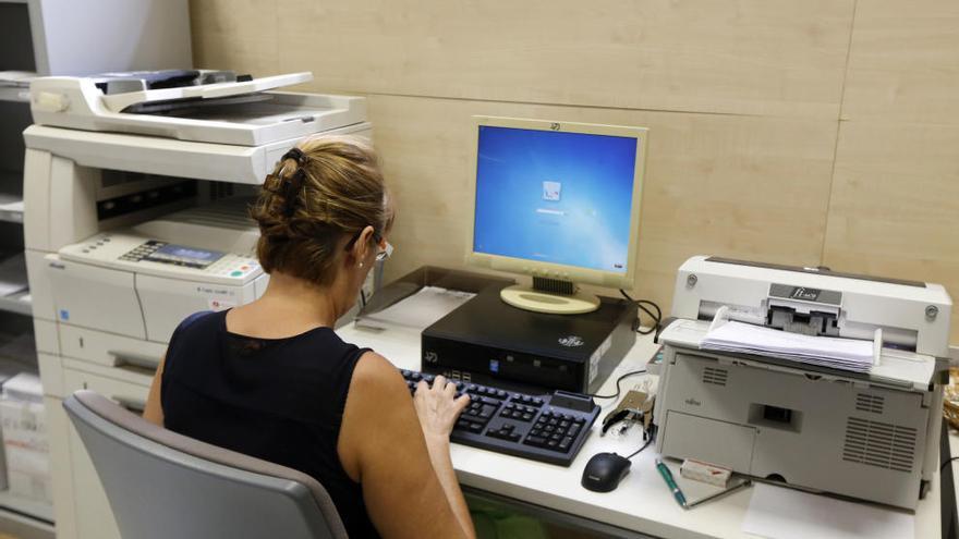 Una mujer trabajando en el ordenador.