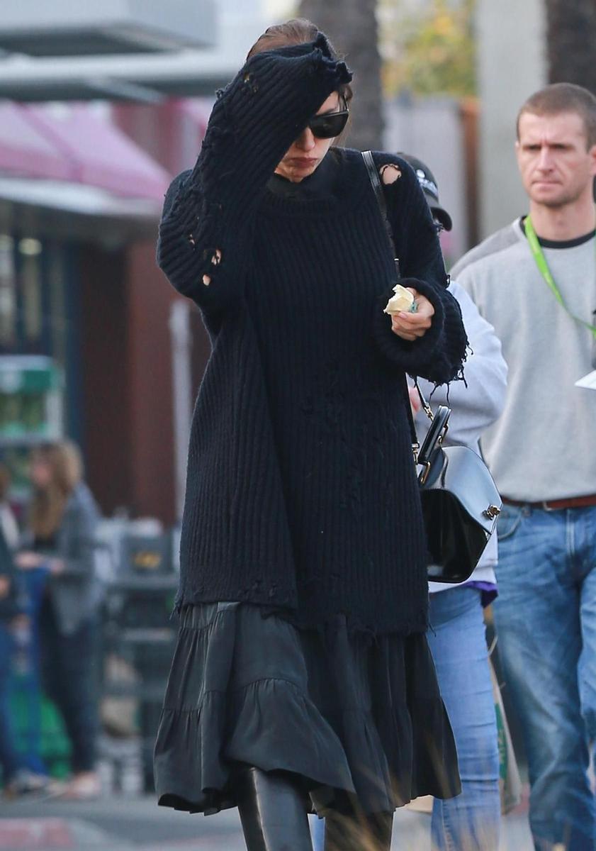 Irina Shayl con jersey grande ocultando embarazo
