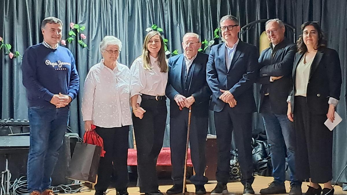 Los homenajeados junto a las autoridades durante el homenaje.