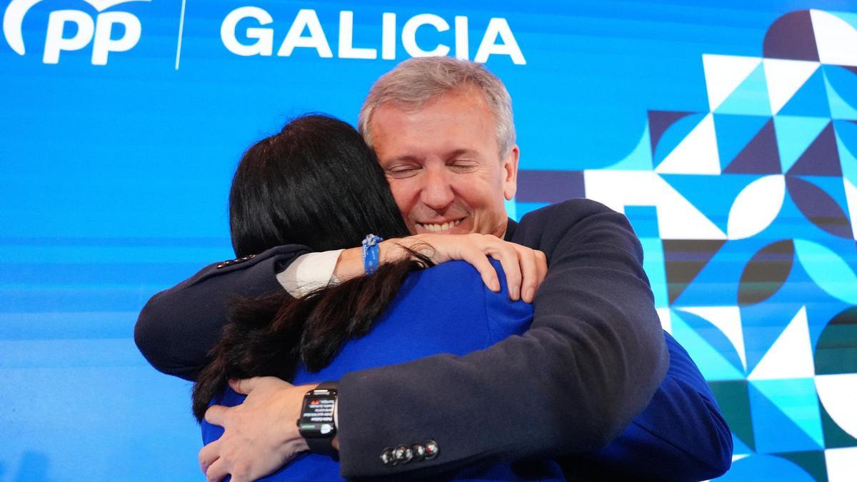Der konservative Wahlsieger in Galicien, Alfonso Rueda, umarmt die Generalsekretärin seines Landesverbandes Paula Prado.