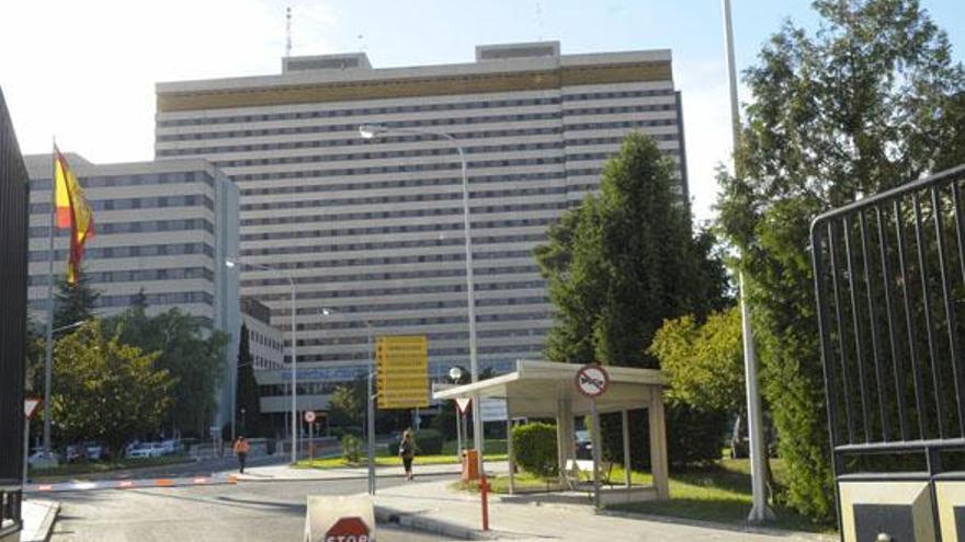 Fachada del Hospital Central de la Defensa Gómez-Ulla de Madrid, ayer por la tarde. i ANA ARÁMBOL