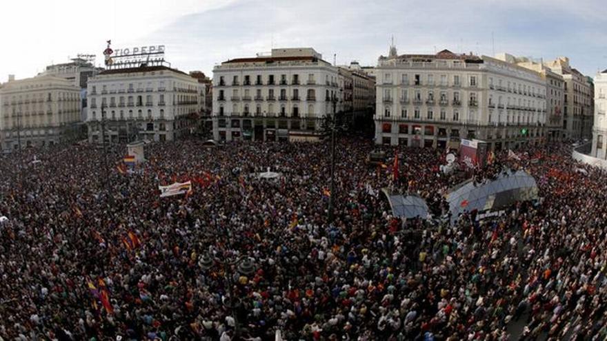 Miles de personas llenan la Puerta del Sol para pedir un referendo sobre la Monarquía