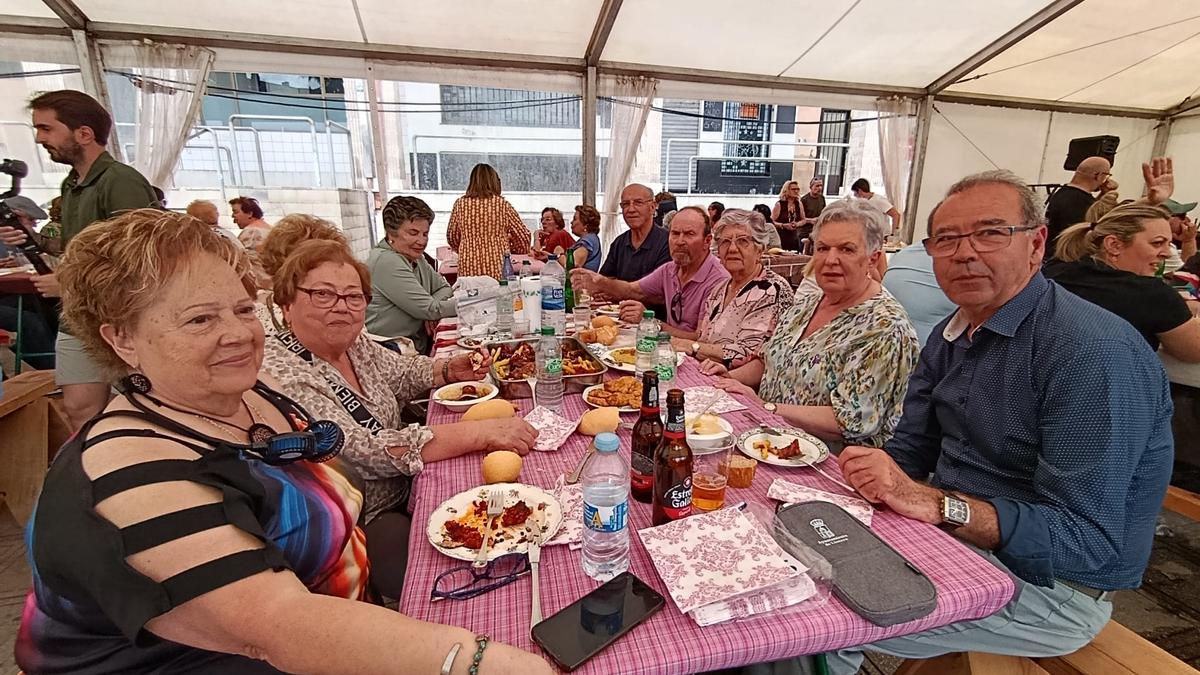A la izquierda, Maruchi Álvarez, que compartió mesa con sus compañeros de las clases de baile.