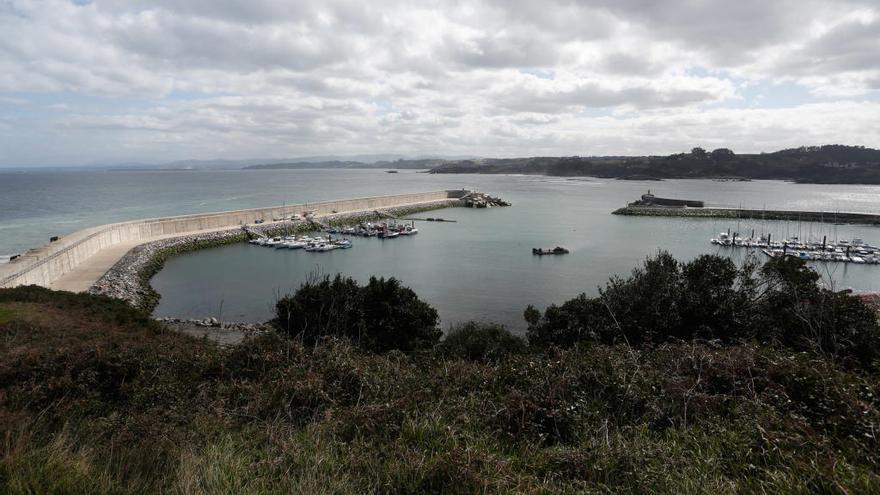 Vista del canal de entrada del puerto de Luanco, que se ampliará con la nueva obra.