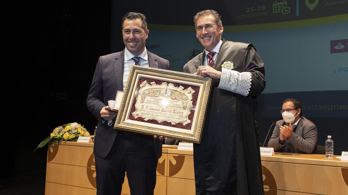 De izquierda a derecha, Alejandro Ramos Guerra y Fermín Ojeda, presidente del Colegio