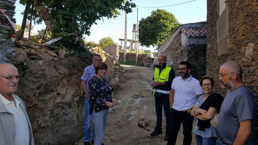 Representantes municipales y vecinales, en la pista objeto de ampliación.