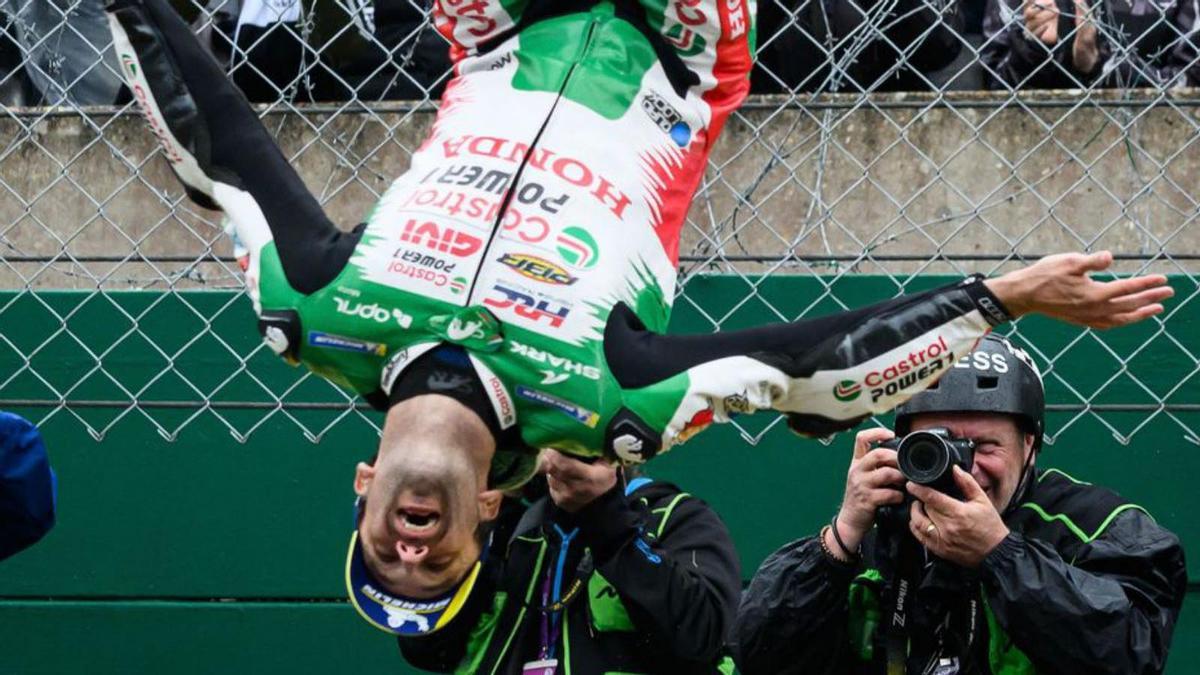 Johan Zarco celebra la victòria, ahir a Le Mans. | LOIC VENANCE / AFP Johan Zarco celebra la victòria, ahir a Le Mans. | LOIC VENANCE / AFP