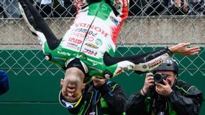 Johan Zarco celebra la victòria, ahir a Le Mans. | LOIC VENANCE / AFP