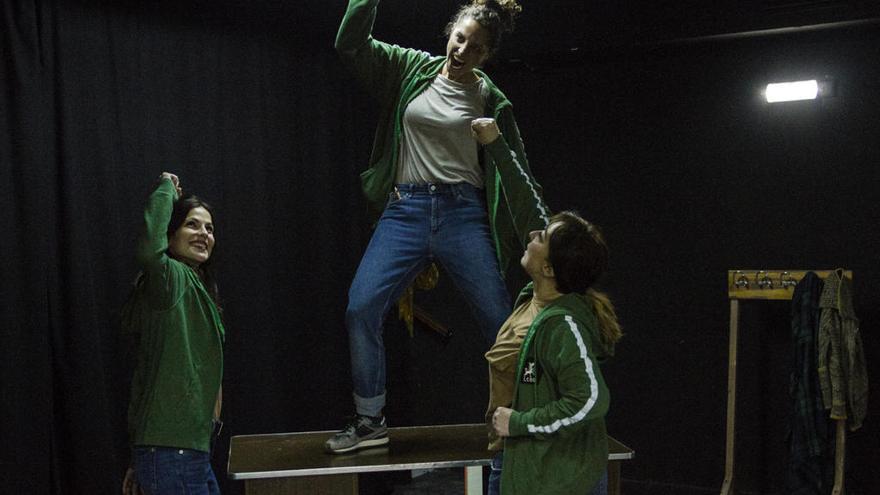 Noemí Ruiz, Virginia Muñoz y Carmen Baquero, durante un ensayo en Madrid de su nuevo montaje, «La plaga».