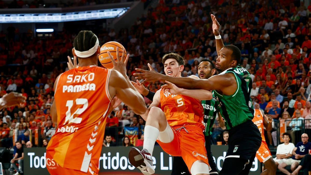 Resumen y mejores imágenes del Barcelona - Valencia Basket