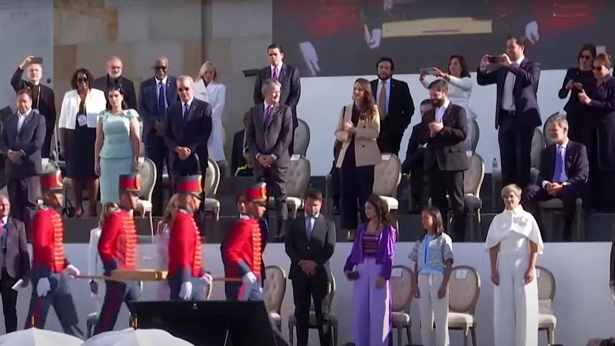 El Rey Felipe VI permanece sentado durante la llegada de la espada de Simón Bolívar en Colombia