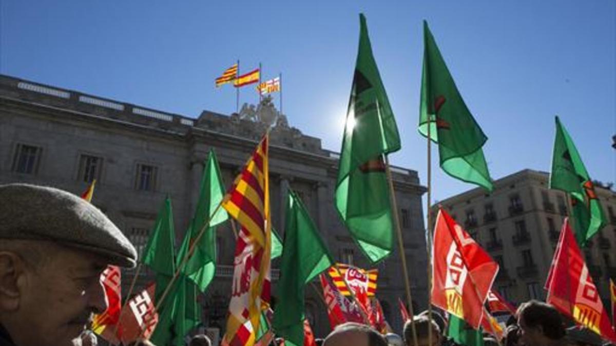 Protesta de funcionarios en noviembre del 2015 en la plaza de Sant Jaume.