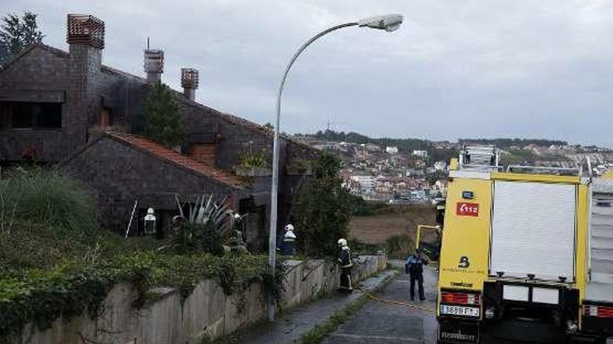 Los bomberos, ante el chalé.