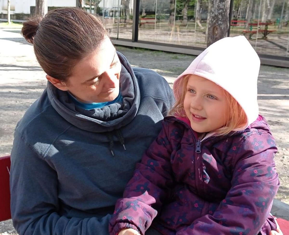 Ballvé, con una niña ucraniana refugiada