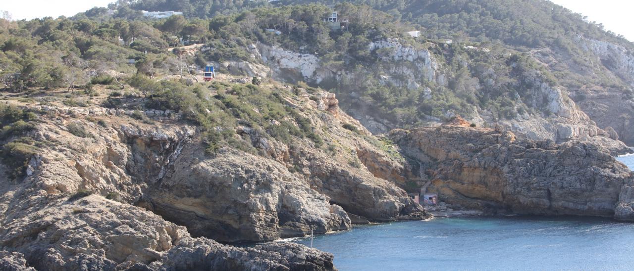 A la izquierda, el tramo de la costa de Port des Nebot, en Cala Vedella.