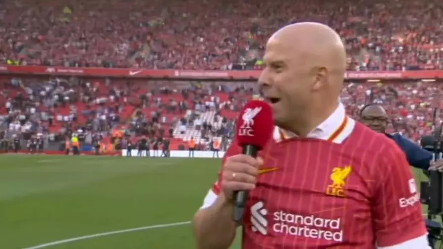 Arne Slot celebra la Premier... ?cantando a Klopp!