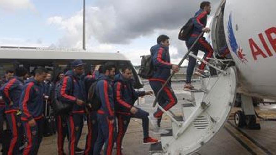 Los jugadores del Valencia suben por la escalerilla del avión, ayer en el aeropuerto de Sondika.