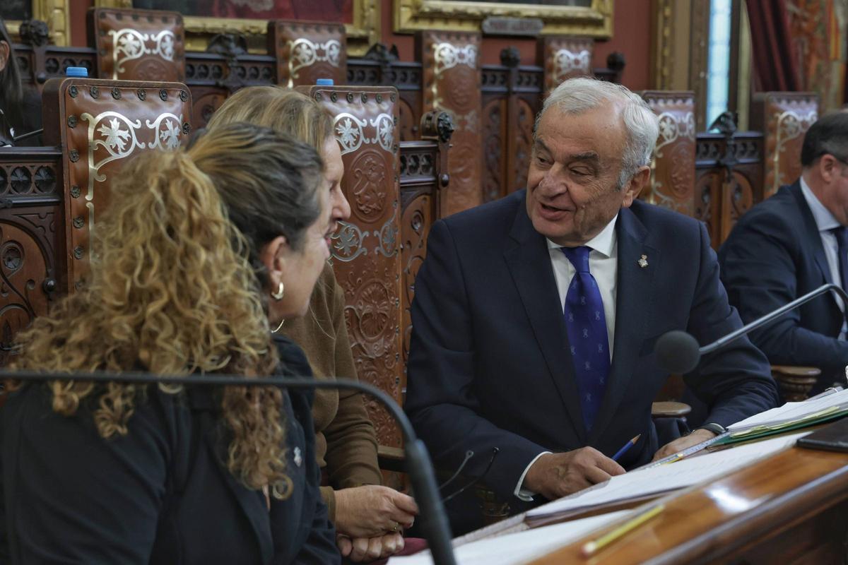 Fulgencio Coll charla en un pleno de Palma con las regidoras Sara Cerdó y Jero Mayans.