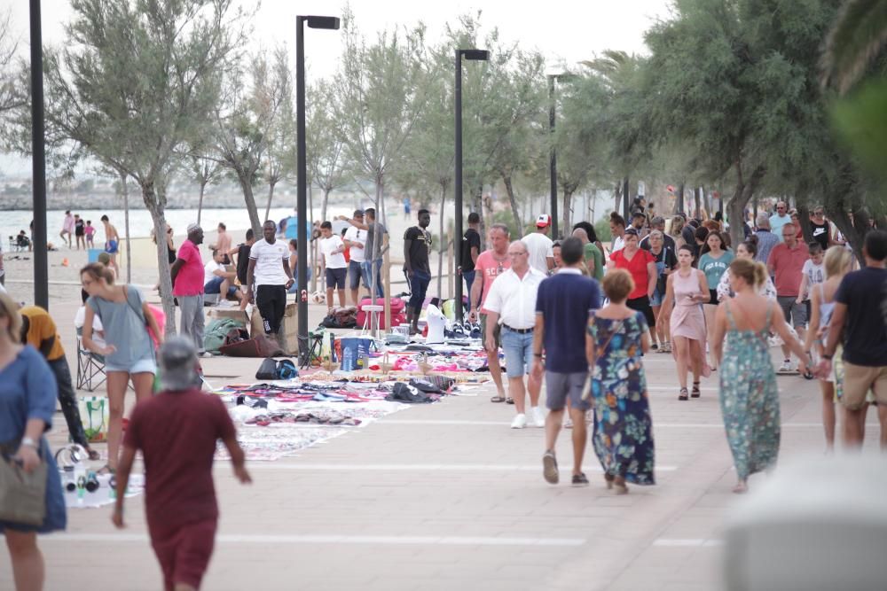 Mig miler de manters ocupen un quilòmetre del passeig Marítim de Roses