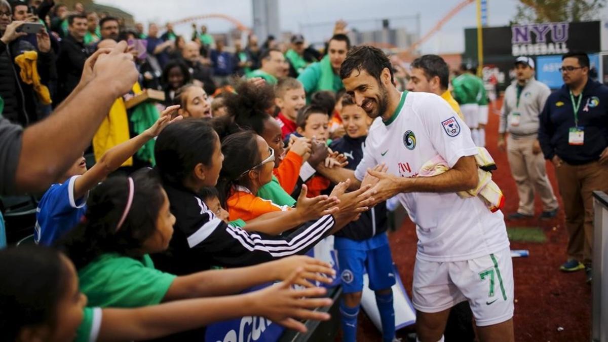 Raúl, en un acto con niños durante un partido con el Cosmos del 2015.