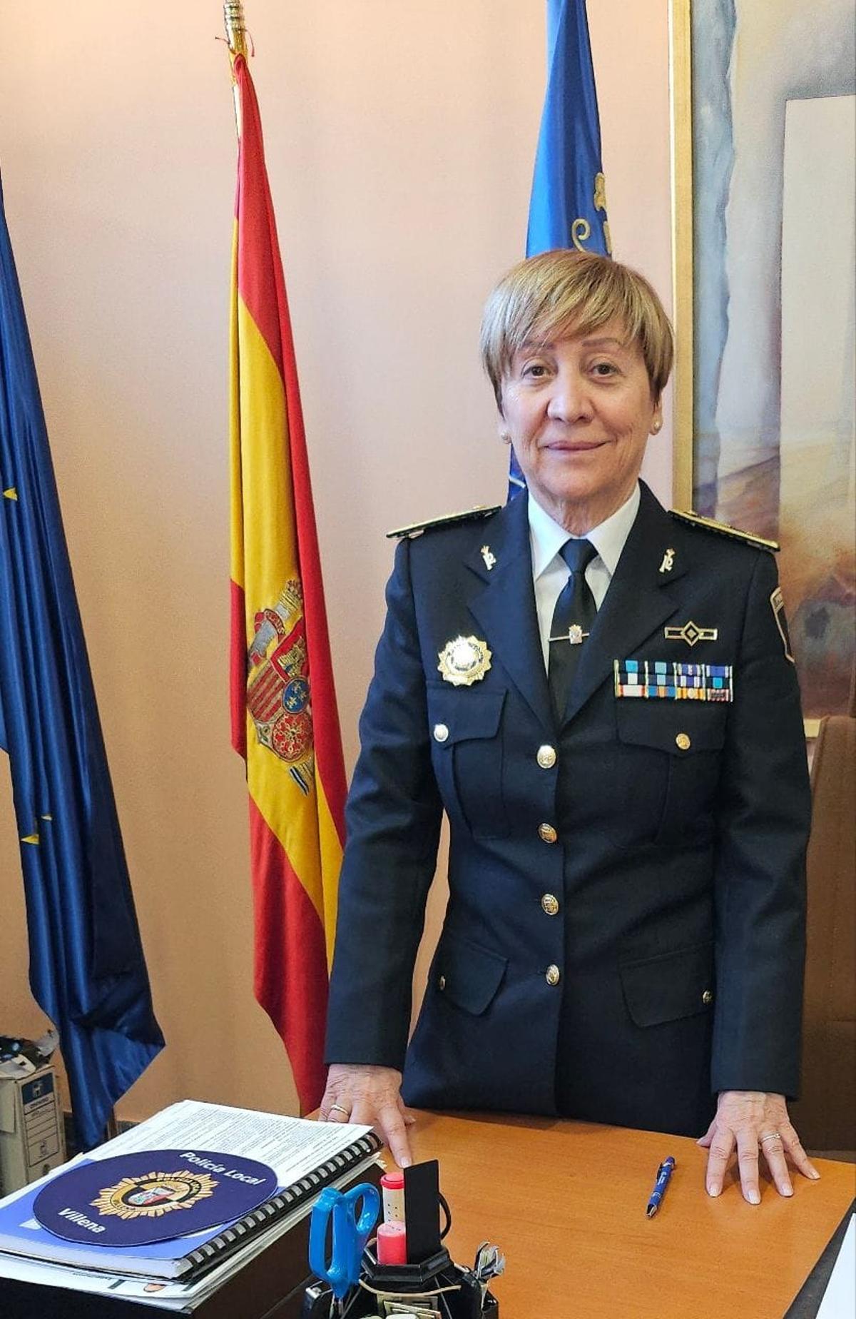 La jefa de la Policía Local de Villena con el uniforme oficial.