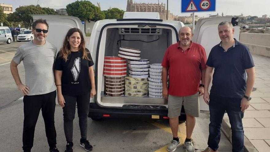 Miembros de PIMEM, junto a Rosa Julià, ayer con el cargamento de ensaimadas.