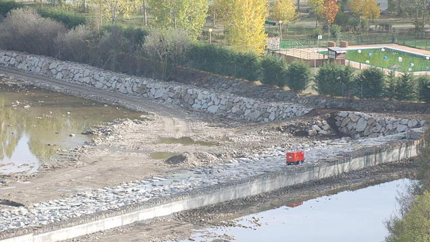 El muro en el cauce del río Tera  y la escollera, prácticamente finalizados en la zona del camping