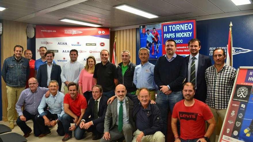 Jugadores y patrocinadores del torneo de &quot;papis&quot; del Grupo Covadonga.