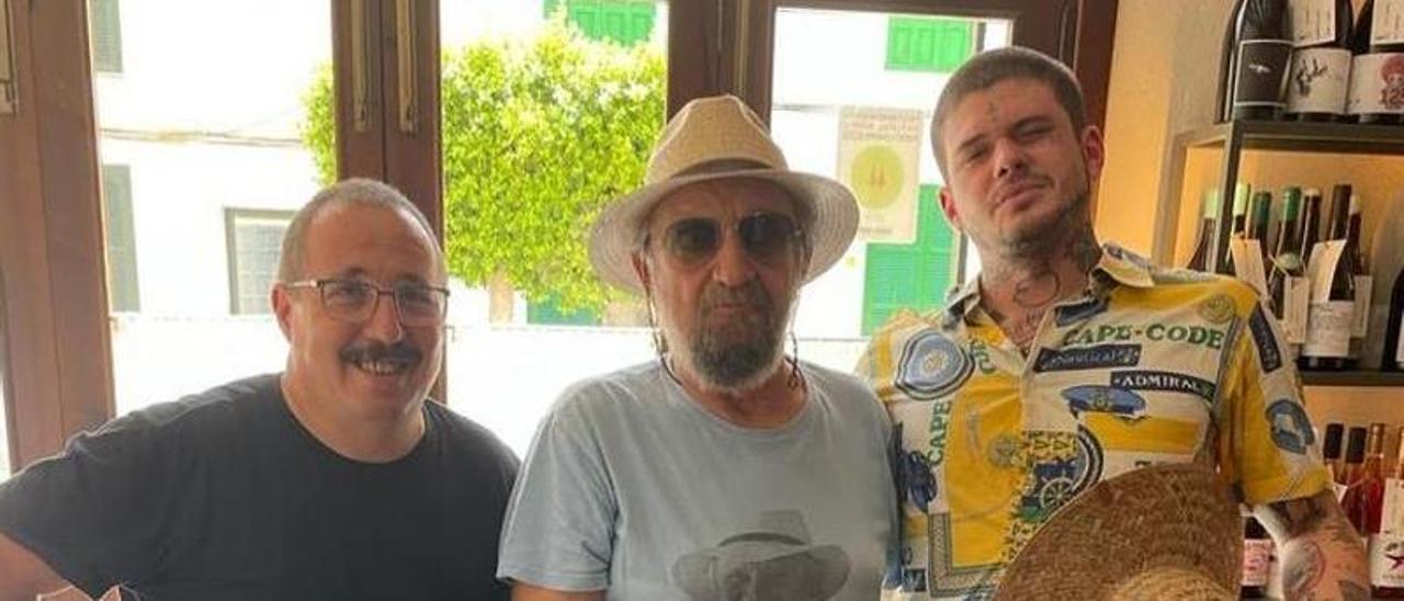 A la derecha, el trapero Cecilio G, junto a Tomeu Penya y a Sergio Caballero, codirector de Sónar, en el restaurante S’Estanc Vell.