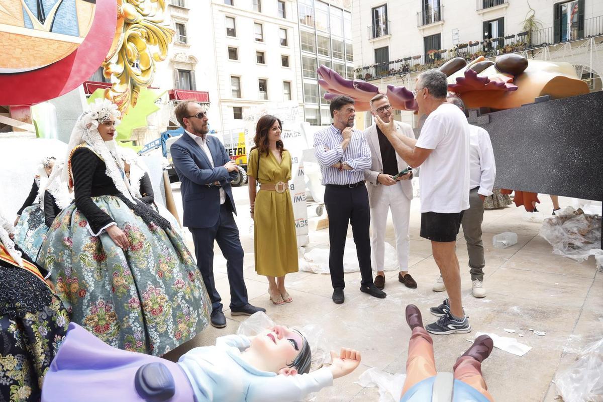 El arista Pedro Espadero muestra a los representantes de los municipios de Elche, Busoy, Ibi y Torremanzanas la Hoguera Oficial