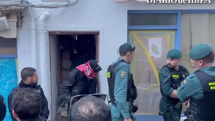 El okupa de Sant Antoni abandona la vivienda custodiado por la Guardia Civil