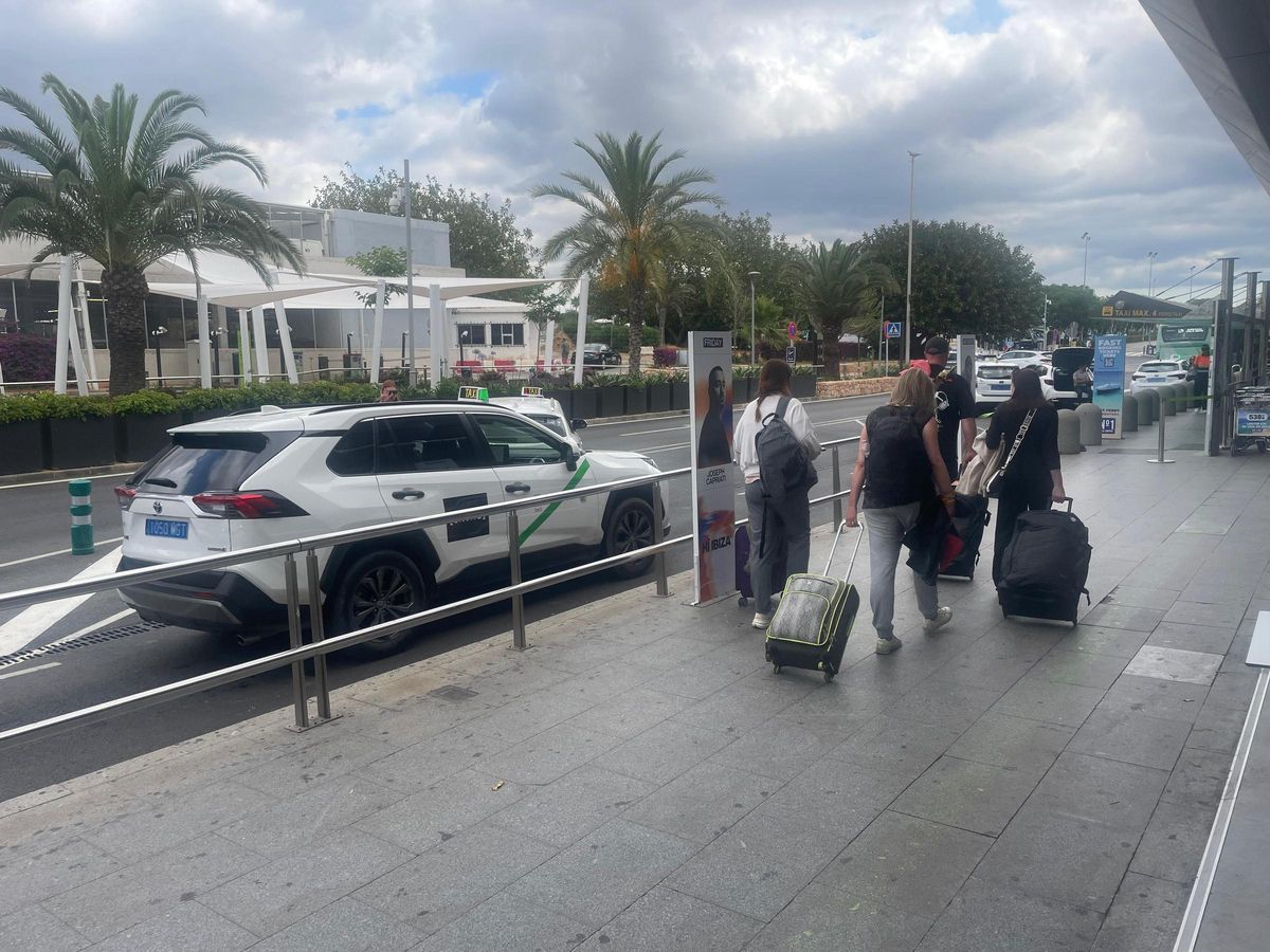 Pasajeros en la terminal de Ibiza este año.