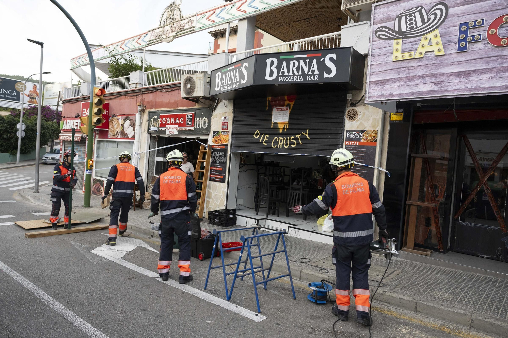 Precintan cinco locales comerciales y la terraza de un bar nocturno de Cala Major por riesgo de derrumbe