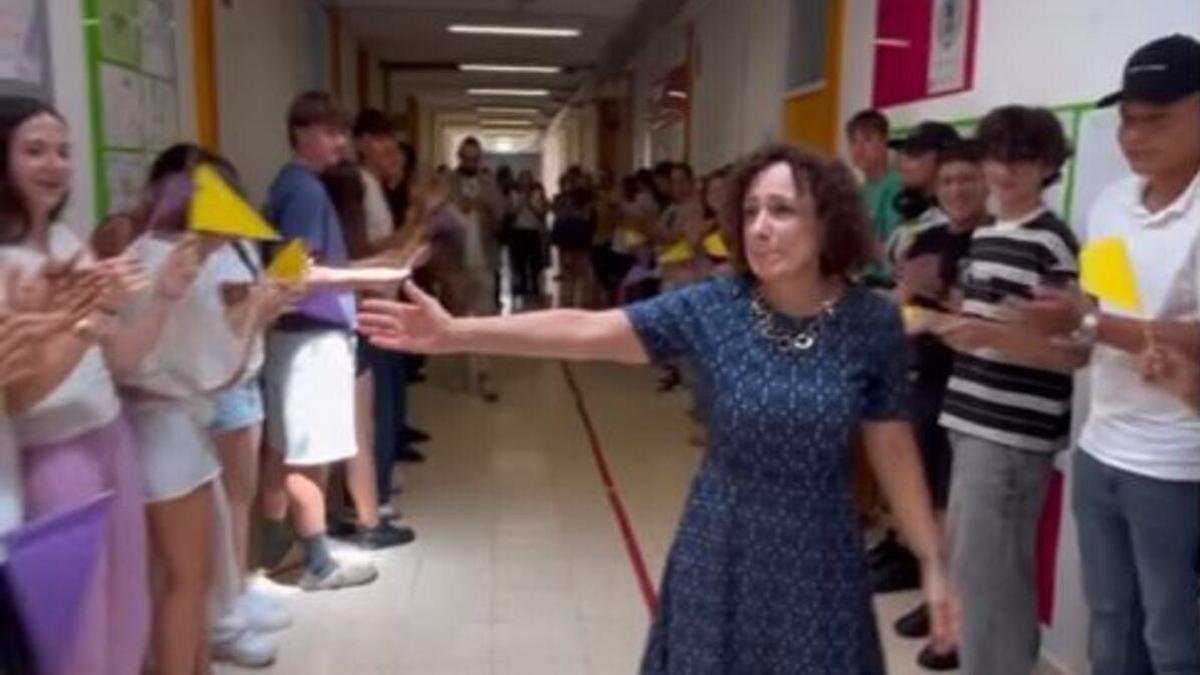 Los alumnos y profesores del IES Antoni Maura despidieron a su hasta ahora directora Myriam Fuentes, que se jubila