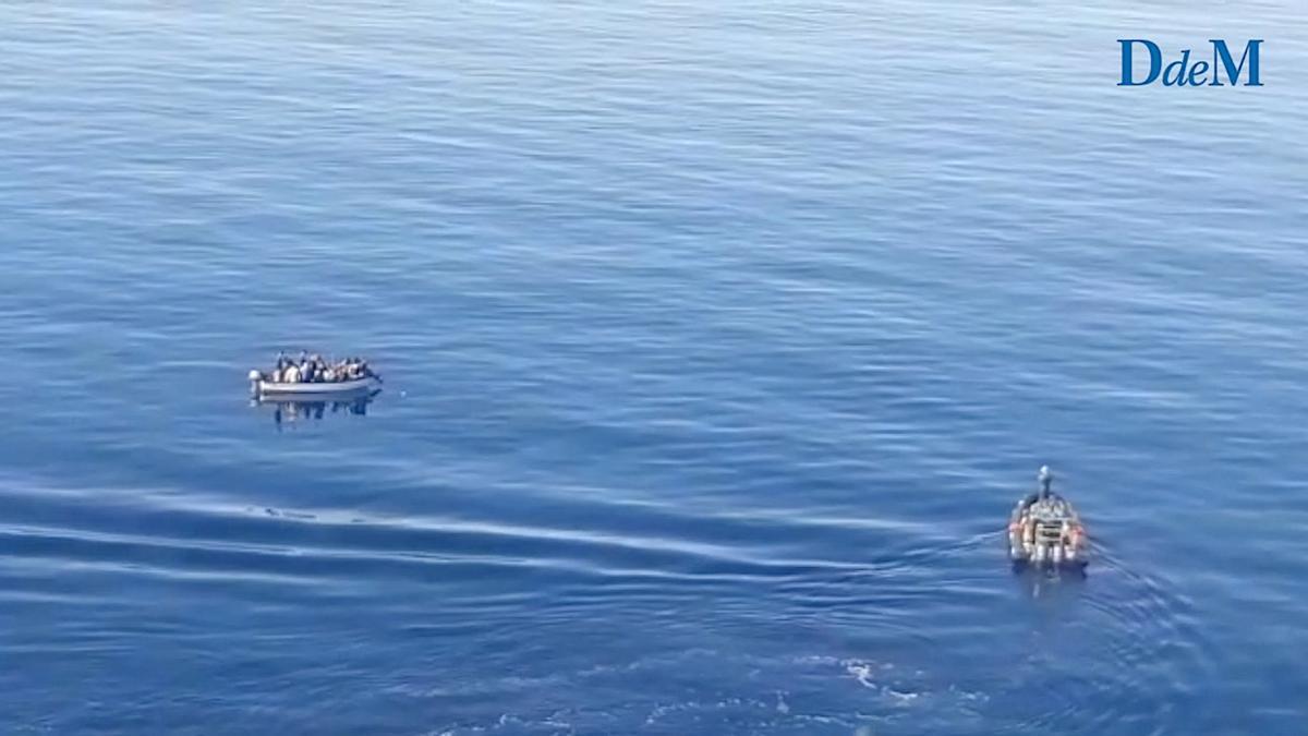 Así intercepta la Guardia Civil una patera en el mar balear