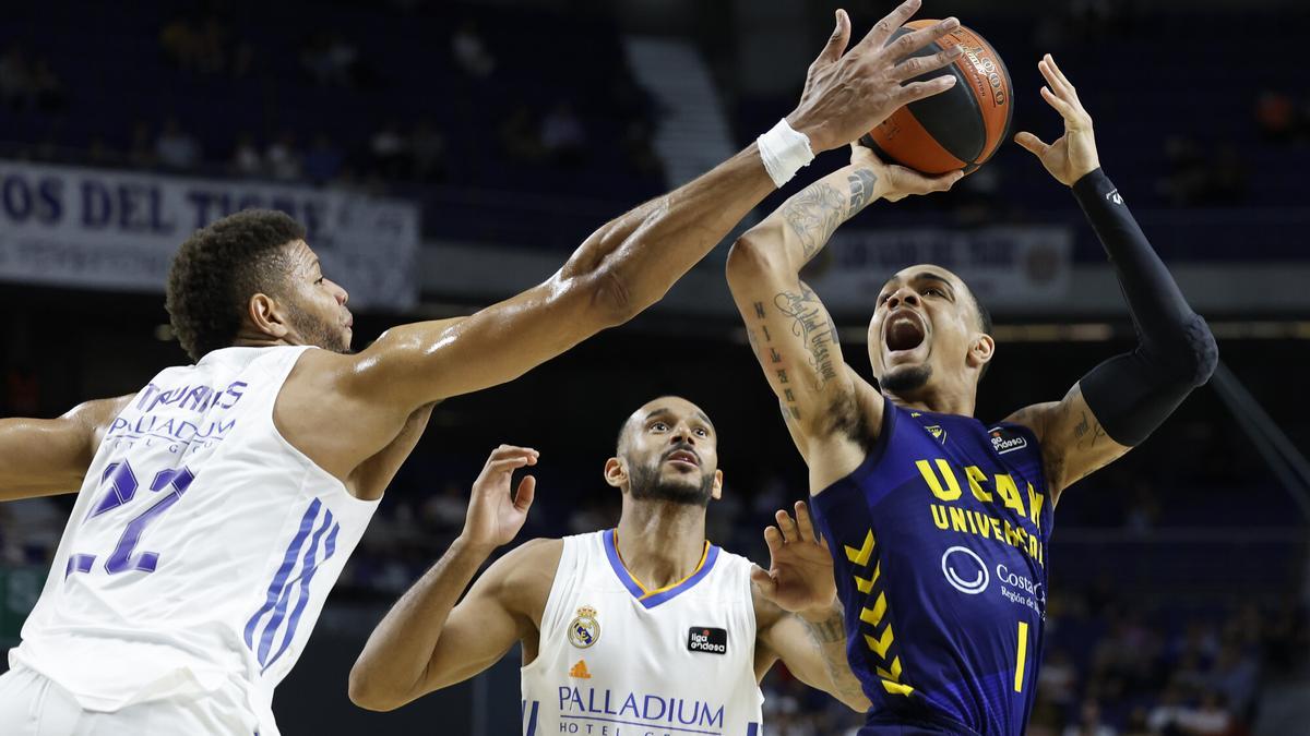 Tavares y Jordan Davis durante el partido entre el Real Madrid y UCAM Murcia.