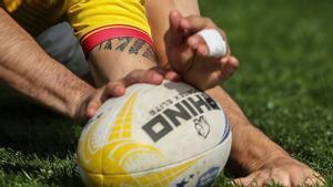 Un balón de rugby durante un partido.